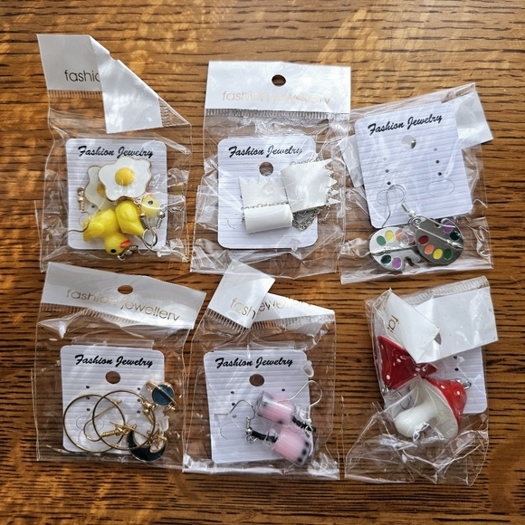 (19) Eclectic Random Earrings Collection - Picture 4 of 4